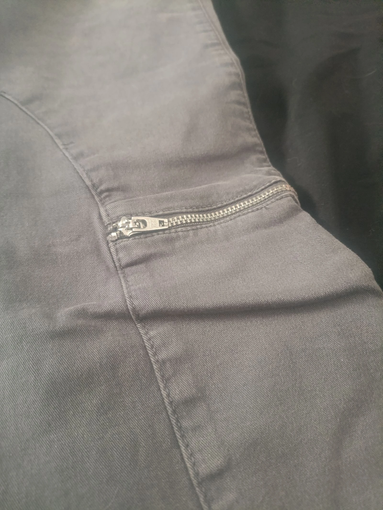 Y2K Grijze Lage Taille Uitlopende Broek met Rits Knie Detail & Zijgesp. Maat 36. – photo 5